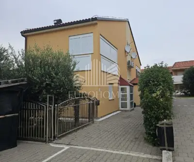 Three-story apartment, Vrsi-Mulo, 3 floors and yard 105 m²