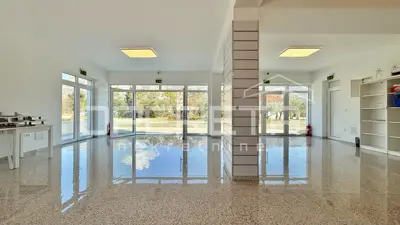 Gewerbefläche 115 m², Starigrad Paklenica, an der Hauptverkehrsstraße
