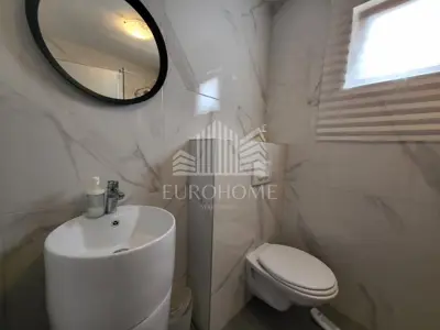 Haus 360 m², Njivice na Krku - 5 Apartments und etabliertes Geschäft - 10