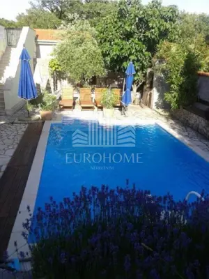 House 360 m², Njivice na Krku - 5 apartments and established business