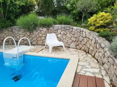 Haus 360 m², Njivice na Krku - 5 Apartments und etabliertes Geschäft - 15