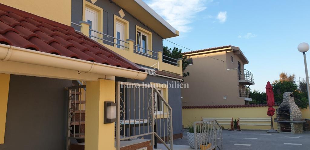 Nin - apartmanska kuća, 1. red do mora
