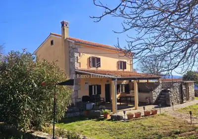 Otok Krk - samostojeća kuća s lijepom okućnicom