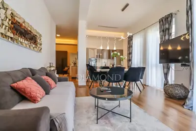 Poslovni prostor i stan 294 m², Pula Centar - izlozi i garaža