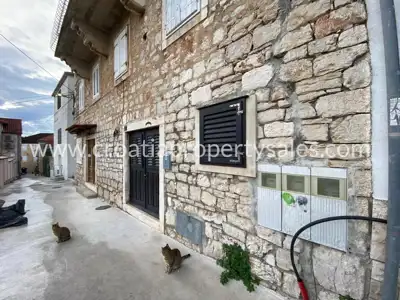 Stan, prizemlje, Otok Brač - centar mjesta - 12