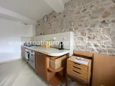 Stan, prizemlje, Otok Brač - centar mjesta - 2