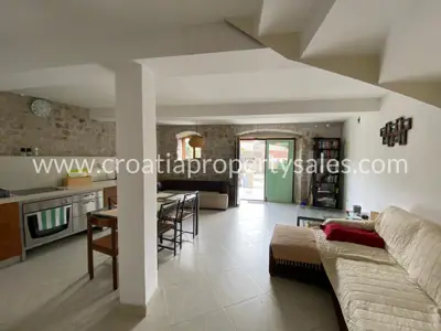 Stan, prizemlje, Otok Brač - centar mjesta - 1