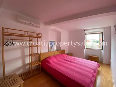 Stan, prizemlje, Otok Brač - centar mjesta - 11