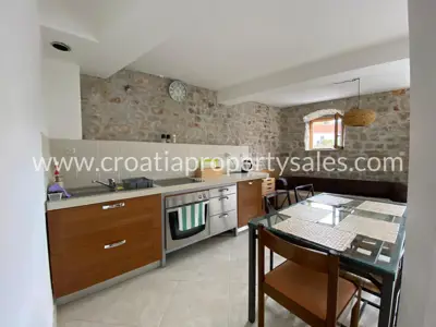 Stan, prizemlje, Otok Brač - centar mjesta - 9