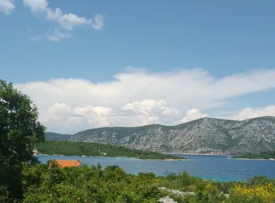 Baugrundstück 1 607 m², Račišće, ruhige Lage am Meer