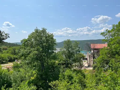 TRGET, GRAĐEVINSKO ZEMLJIŠTE – 924 m² S DJELOMIČNIM POGLEDOM NA MORE