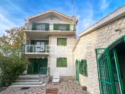 Haus 246 m², Brodarica - drei Apartments und Meerblick