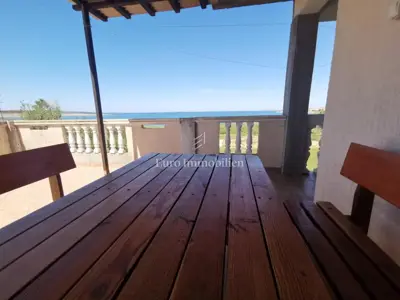 Kuća u Povljani, 4 apartmana i 50 m od mora - 19