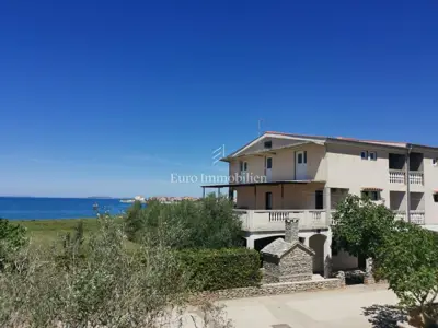 Kuća u Povljani, 4 apartmana i 50 m od mora