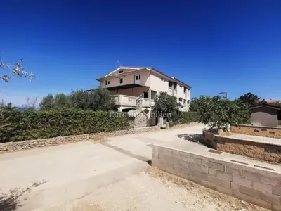 Kuća u Povljani, 4 apartmana i 50 m od mora - 2