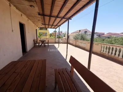 Kuća u Povljani, 4 apartmana i 50 m od mora - 18