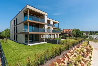 Stan 81 m², Novigrad - vrt i pogled na more
