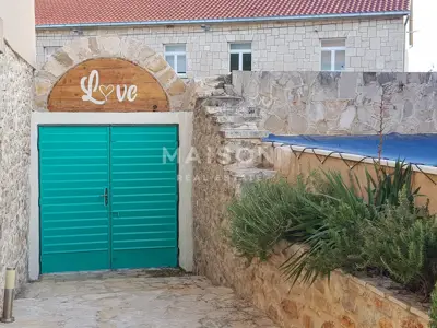 Stone house, Vrbanj on Hvar, pool and jacuzzi