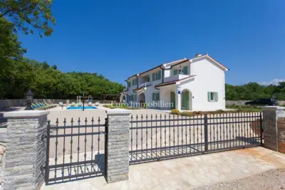 Kuća 232 m², Dobrinj okolica, bazen i uređena okućnica - 6
