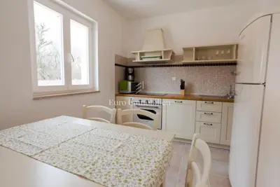 Kuća 232 m², Dobrinj okolica, bazen i uređena okućnica - 11