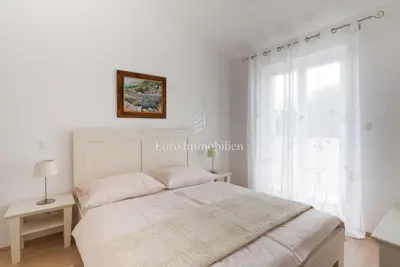 Kuća 232 m², Dobrinj okolica, bazen i uređena okućnica - 13