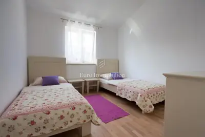 Kuća 232 m², Dobrinj okolica, bazen i uređena okućnica - 16