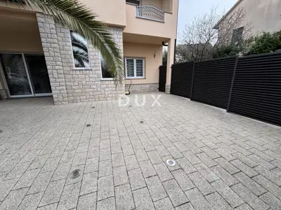 CRIKVENICA, JADRANOVO - Functional house with 4 residential units - 4