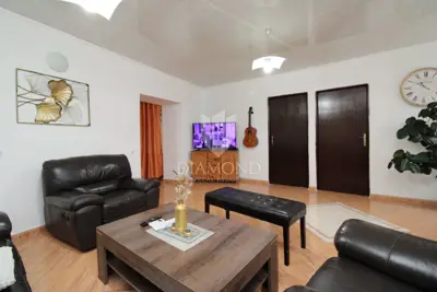 House with 3 apartments, 2 studio apartments and commercial space