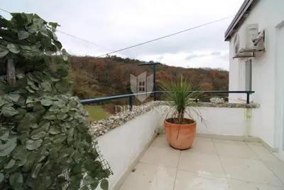Kuća s 3 stana, 2 garsonijere i poslovnim prostorom - 18