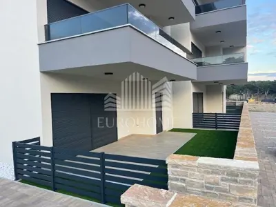Apartment 89 m², Povljana - 100 m from the sea and beach