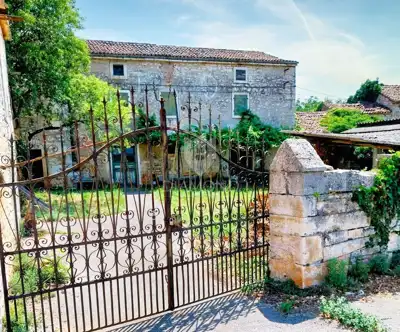 Poreč, okolica, idyllisches autochthones Anwesen zur Renovierung