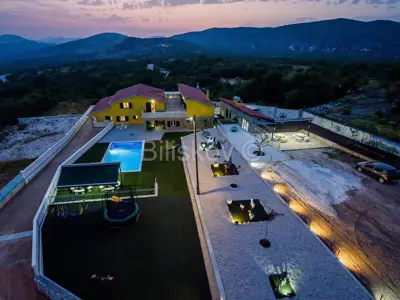 Vila 1.000 m², Radošić - bazen i jacuzzi
