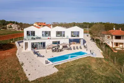 Holiday home 6000 m², Višnjan - pool and olive groves