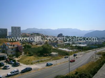 Baugrundstück 4.400 m², Split - direkt an der Straße und mit Infrastruktur - 4