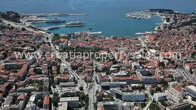 Baugrundstück 4.400 m², Split - direkt an der Straße und mit Infrastruktur