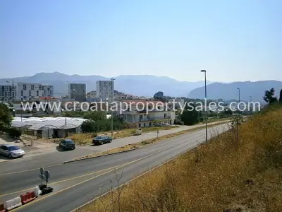 Baugrundstück 4.400 m², Split - direkt an der Straße und mit Infrastruktur - 2