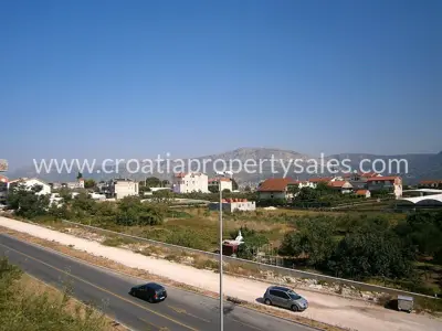 Baugrundstück 4.400 m², Split - direkt an der Straße und mit Infrastruktur - 3