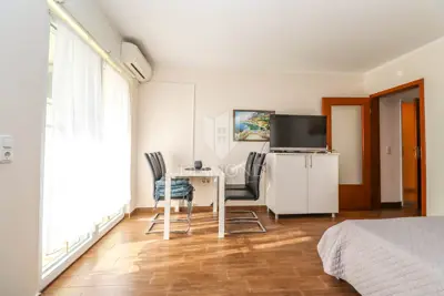 Pula, Veli Vrh - spacious house with multiple residential units, garage and plot - 20