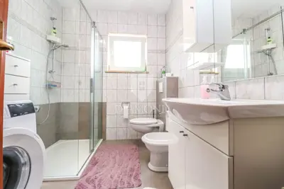 Pula, Veli Vrh - spacious house with multiple residential units, garage and plot - 7