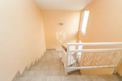 Pula, Veli Vrh - spacious house with multiple residential units, garage and plot - 16
