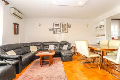 Pula, Veli Vrh - spacious house with multiple residential units, garage and plot - 6