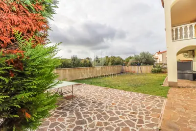 Pula, Veli Vrh - spacious house with multiple residential units, garage and plot