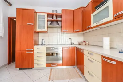 Pula, Veli Vrh - spacious house with multiple residential units, garage and plot - 5