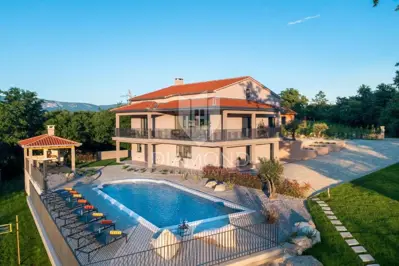 Villa 350 m², Pićan - Pool und ruhige Lage