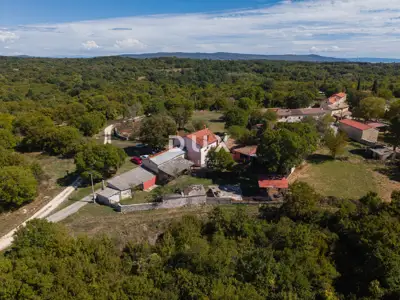 Immobilie in Barban, 480 m² - 2 bezugsfertige Wohnungen und altes Steinhaus - 2
