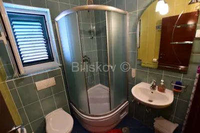 Vodice, dva samostojeća apartmanska objekta - 21