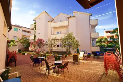 Vodice, dva samostojeća apartmanska objekta - 2
