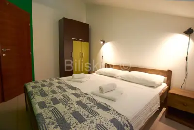 Vodice, dva samostojeća apartmanska objekta - 13