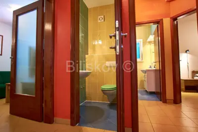 Vodice, dva samostojeća apartmanska objekta - 11