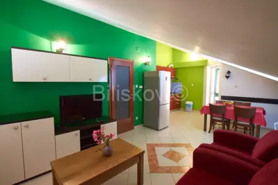 Vodice, dva samostojeća apartmanska objekta - 10